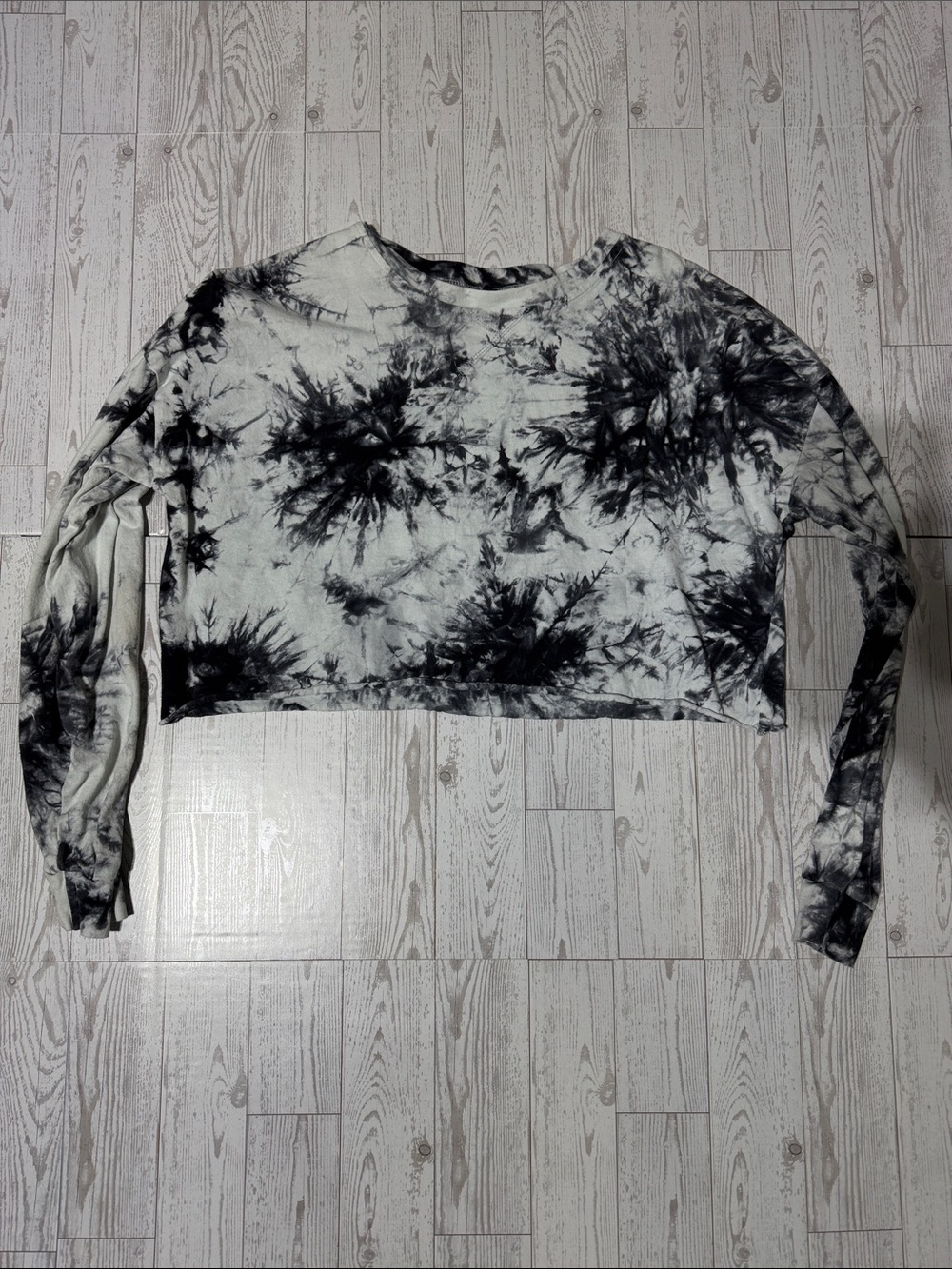 Zaful Black & White Tie-Dye Cropped Long-Sleeve Top